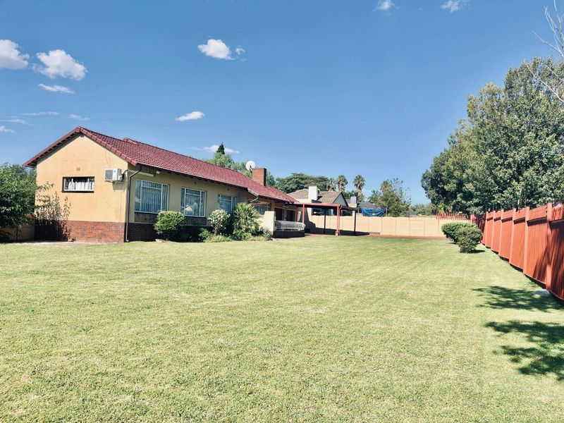 Your Dream Home: Open Spaces, Pool, and Prime Security Features!" - Photo 9