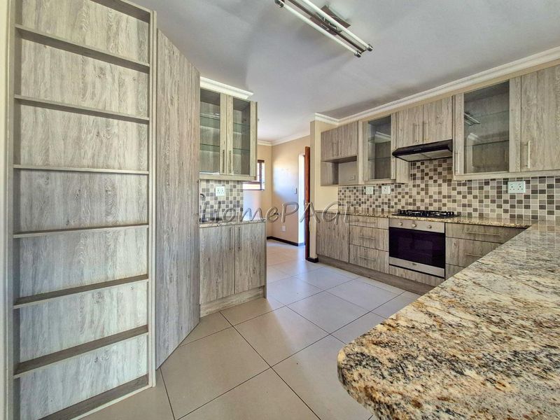 Fairway Estates, Walvis Bay:  4 Bedr Home with HUGE garage space is for Sale - Photo 10