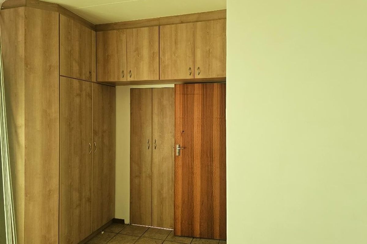 Elevated 3-Bed Family Home with Flatlet, Beautiful Kitchen & Panoramic Despatch Views - Photo 5