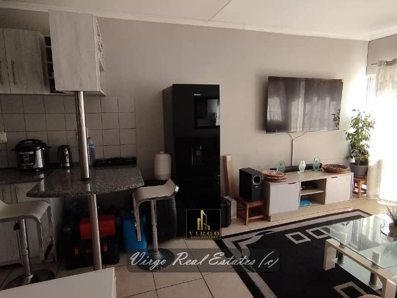 NEAT & WELL MAINTAINED 2 BEDROOM 1-LEVEL TOWNHOUSE FOR SALE IN OTJOMUISE: IANDA COURT - Photo 7
