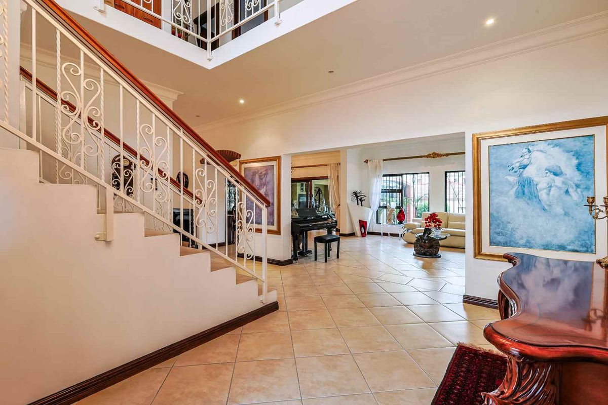 This spacious fully furnished 4-bedroom, 3.5-bathroom home offers comfortable family living with generous entertainment areas and modern conveniences. - Photo 3