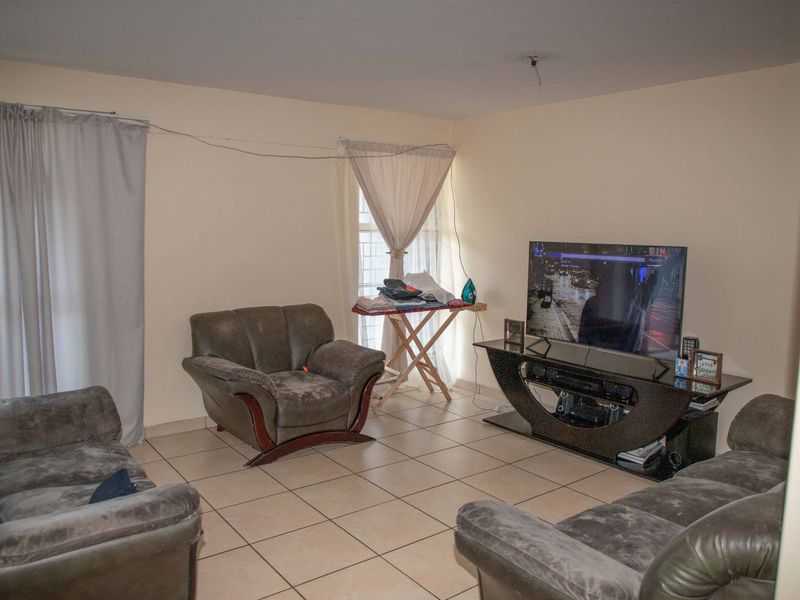 BUDGET-FRIENDLY 3-BEDROOM DUPLEX - Photo 7