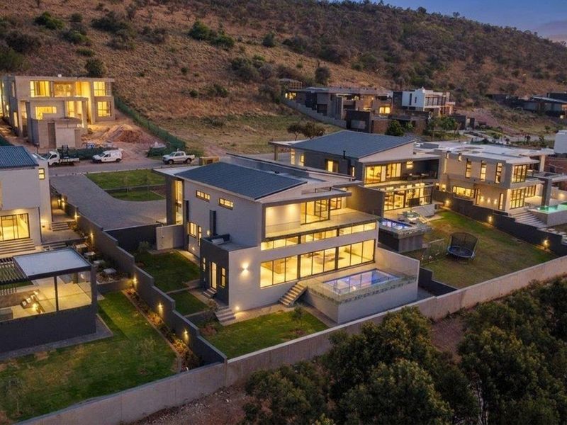 5 Bedroom Home - Defined by Distinction, Where Luxury Finds Perspective - Photo 1