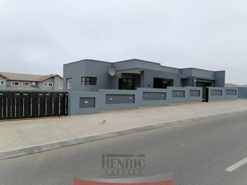 Exceptionally Spacious Home, Flexible, Potential and With Sea View! - Photo 3