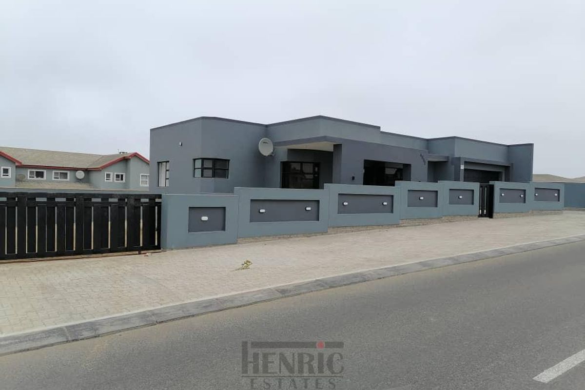 Exceptionally Spacious Home, Flexible, Potential and With Sea View! - Photo 3