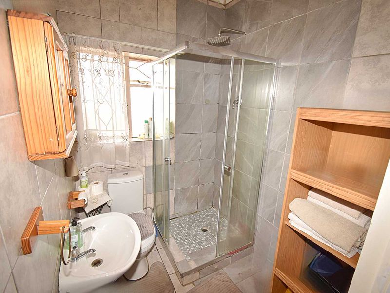 Third Floor Apartment - Photo 8