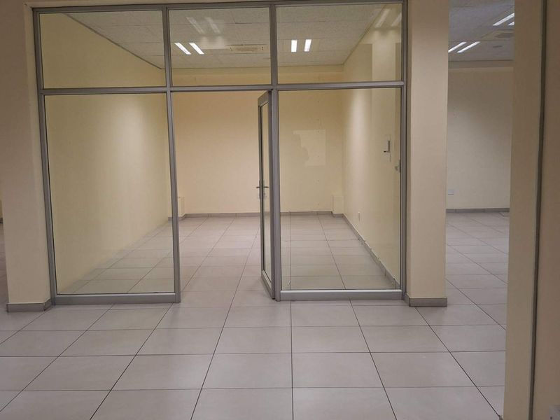 Sought-After Ground Floor Commercial Space – Rare Opportunity - Photo 4