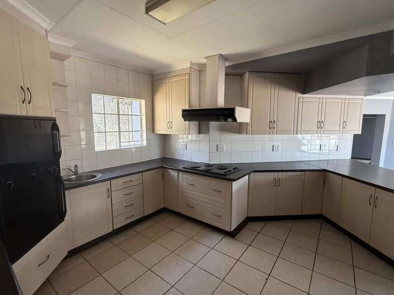 Spacious 4-Bedroom Family Home to rent in tranquil Rynfield AH - Photo 3