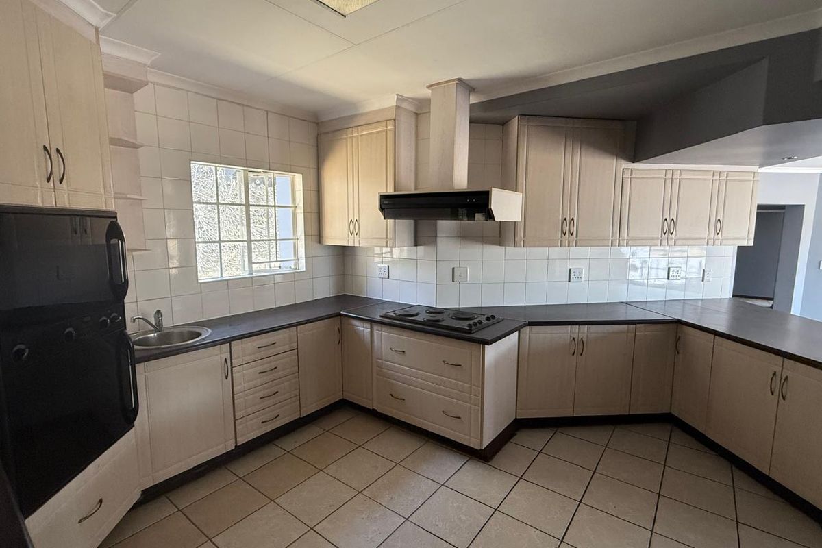 Spacious 4-Bedroom Family Home to rent in tranquil Rynfield AH - Photo 3