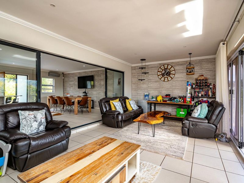 Exquisite Freestanding 3 bed, 2 bath townhouse in Waterfall - Photo 9