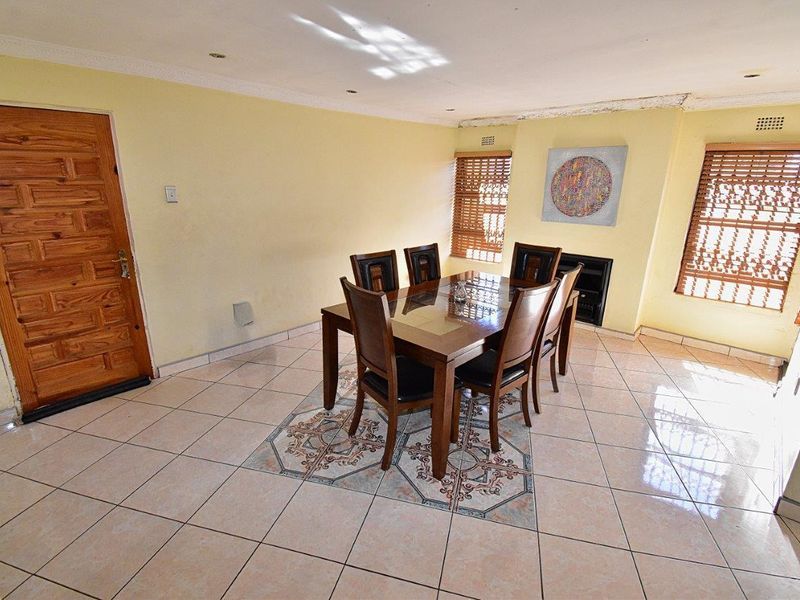 "Welcome Home: Spacious 3-Bed Dream Awaits!" - Photo 5