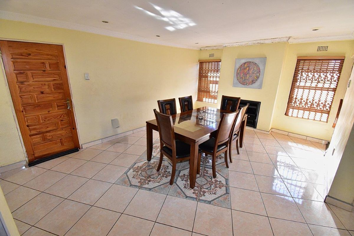 "Welcome Home: Spacious 3-Bed Dream Awaits!" - Photo 5