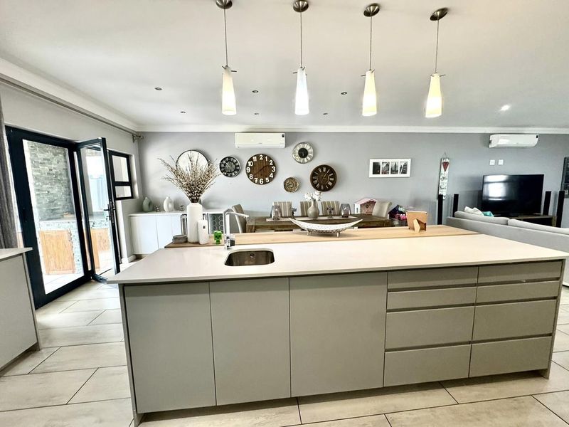 4 Bedroom House For Sale in Elisenheim - Photo 2