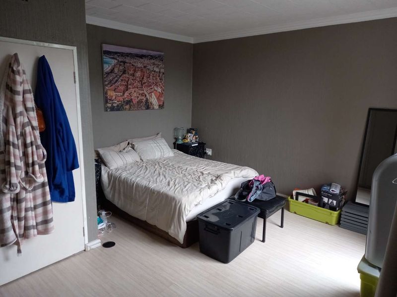 2 Bedroom 1 Bathroom unit in Cresta - Photo 2