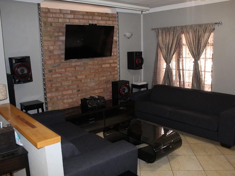 Large Property + 2 Flatlets! + SOLAR! - Photo 4