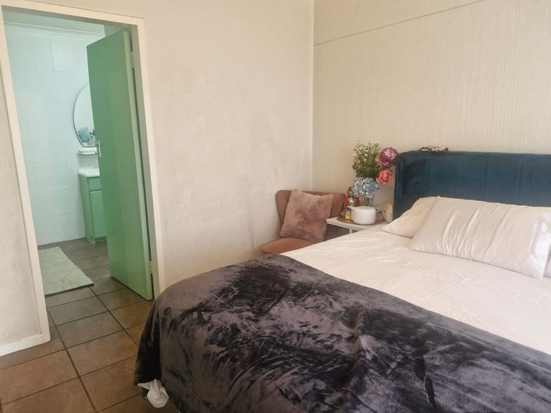 Spacious 1 Bedroom Top floor apartment in secure complex - Photo 6