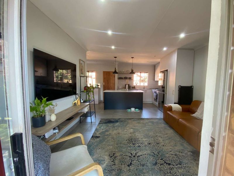 2 Bedroom Townhouse for rent in Highveld Estate. - Photo 2