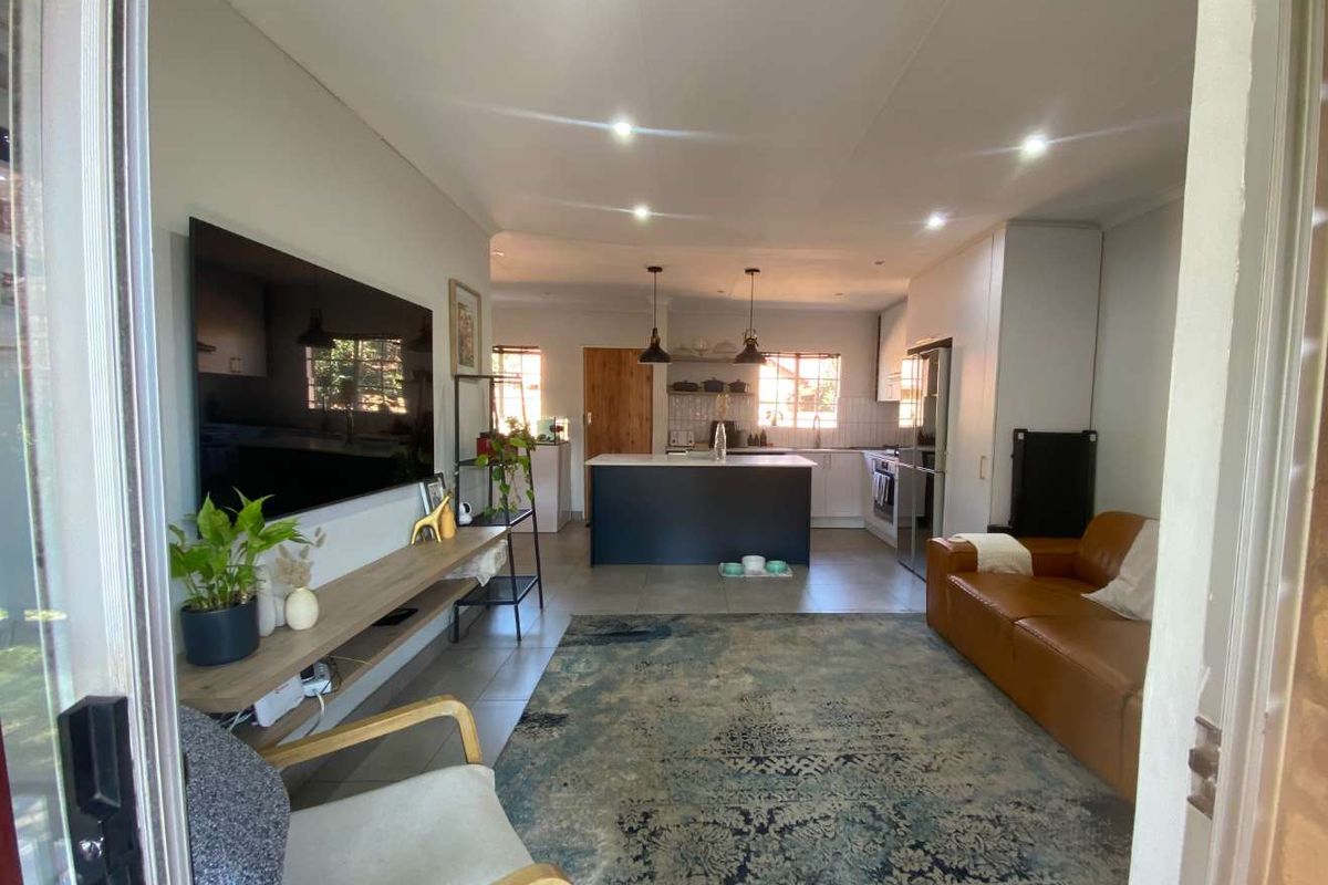 2 Bedroom Townhouse for rent in Highveld Estate. - Photo 2