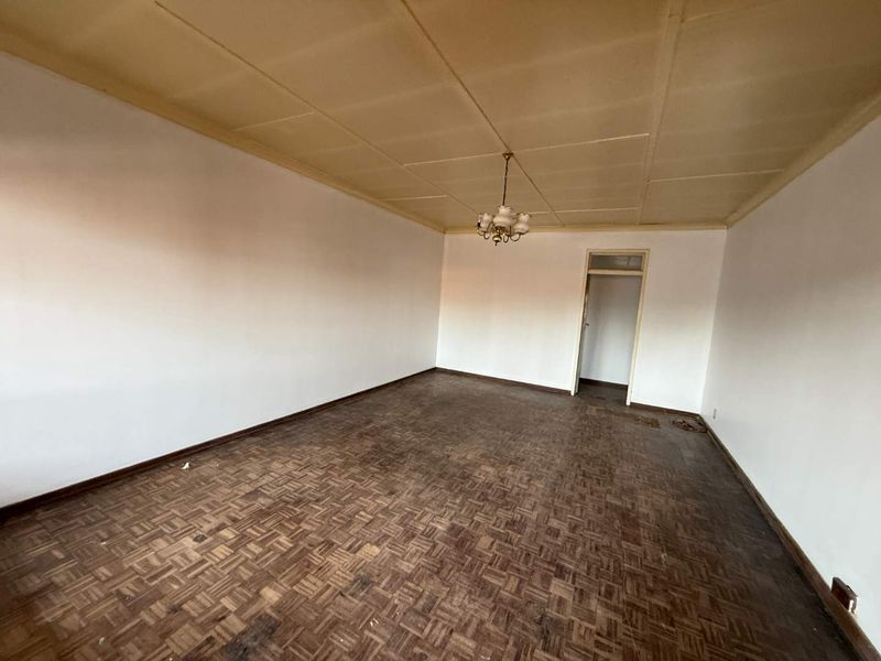 Spacious 2-Bedroom Upstairs Unit – Prime Location - Photo 4