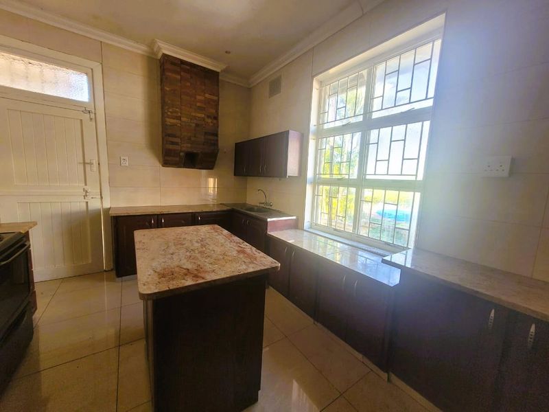 **Prime Durban North Property with Breathtaking 180-Degree Sea Views** - Photo 3