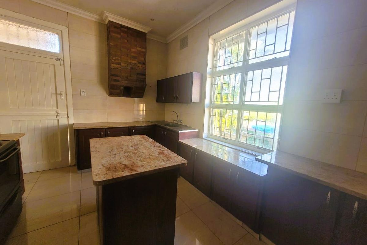 **Prime Durban North Property with Breathtaking 180-Degree Sea Views** - Photo 3