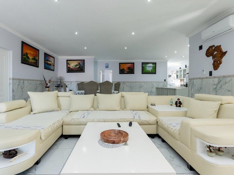 3 Bedroom House with Self-contained Flatlet - Photo 10