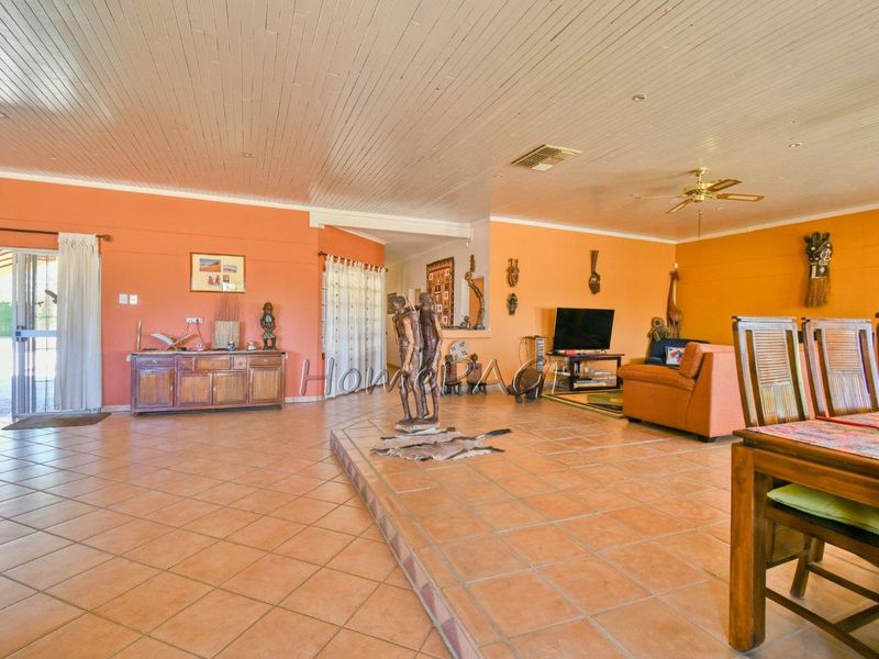 Omaruru:  Very neat 5 Bedr Home is for Sale - Photo 3