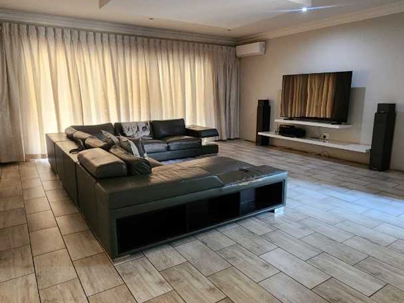 5 Bedroom Family Home For Sale in Ninapark - Photo 6