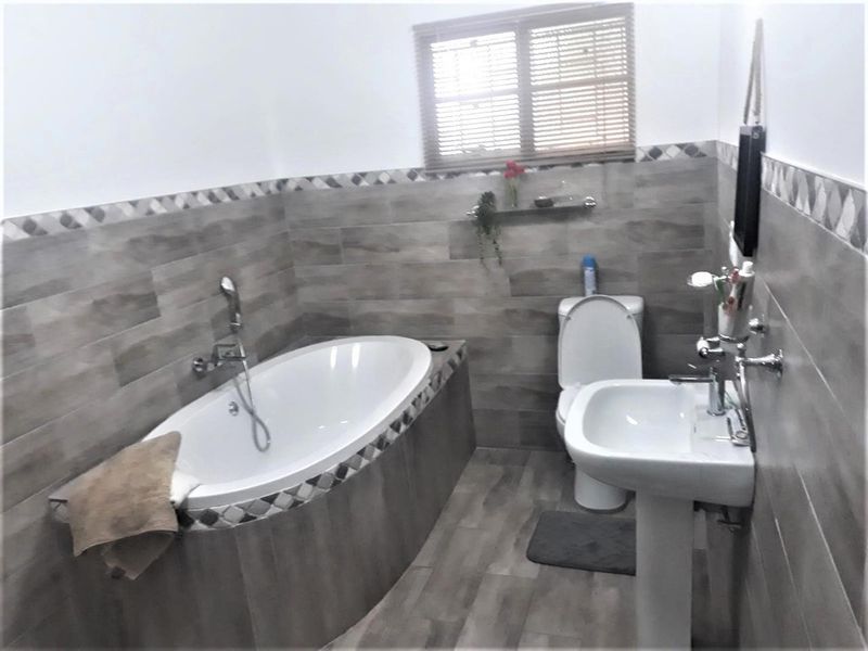 3 Bedroom House with 3 Flats for Sale - Outjo - Photo 10