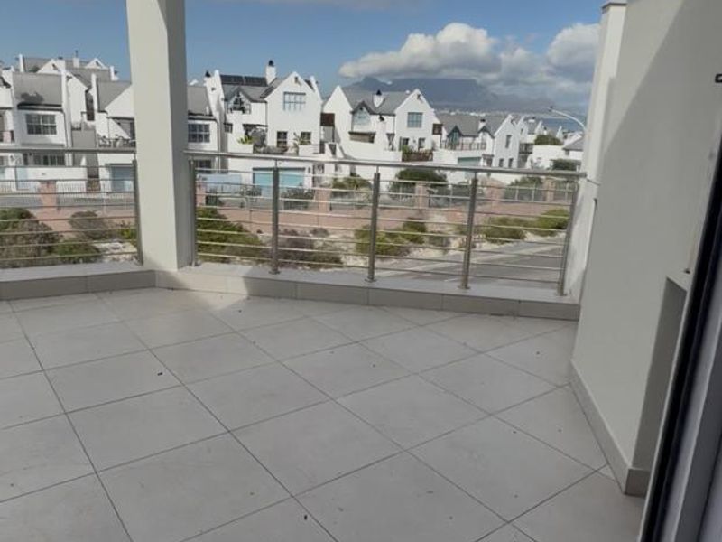 UNFURNISHED 1 bedroom apartment with large verandah overlooking the Ocean - Photo 2