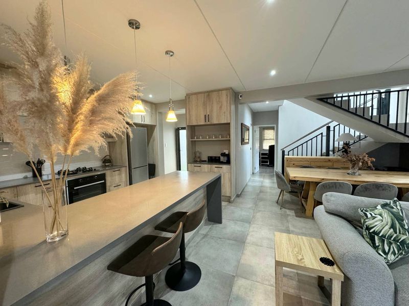 ELEGANT CONTEMPORARY LIVING AT IT'S FINEST - Photo 6