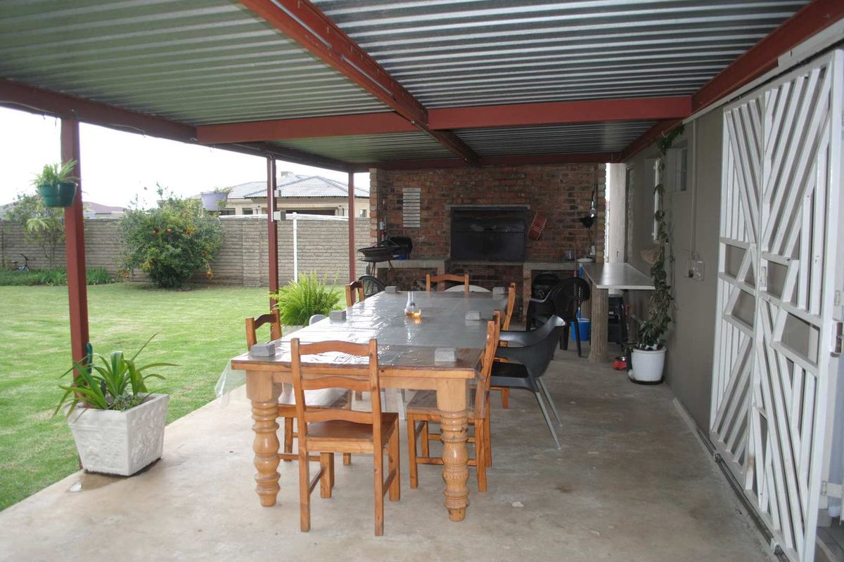 Lovely Family Home Spacious yard with pool fully Backup Generator and  6.7kva battery system - Photo 5