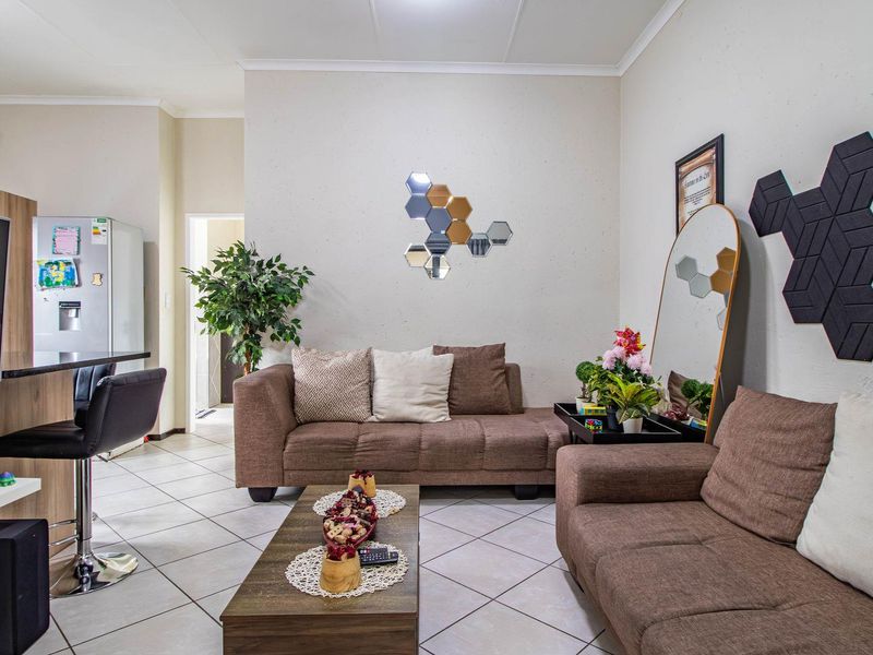 Charming First-Floor Unit: Comfort & Convenience Await! - Photo 6