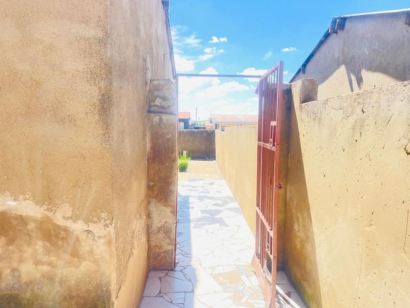 2 Bedroom House and 5 Outside Rooms - Photo 8