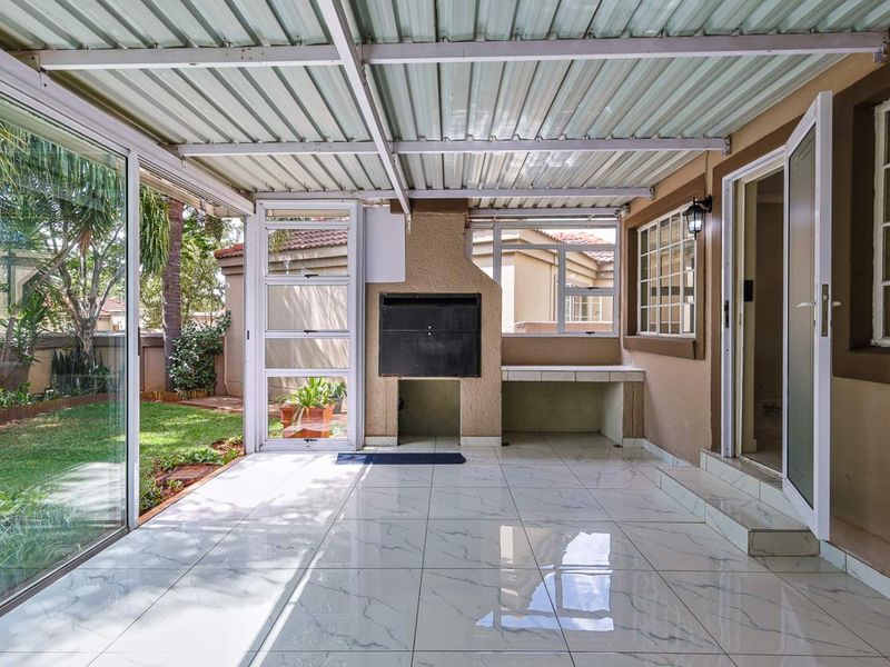 Charming 3-Bedroom Townhouse in Equestria - Photo 6