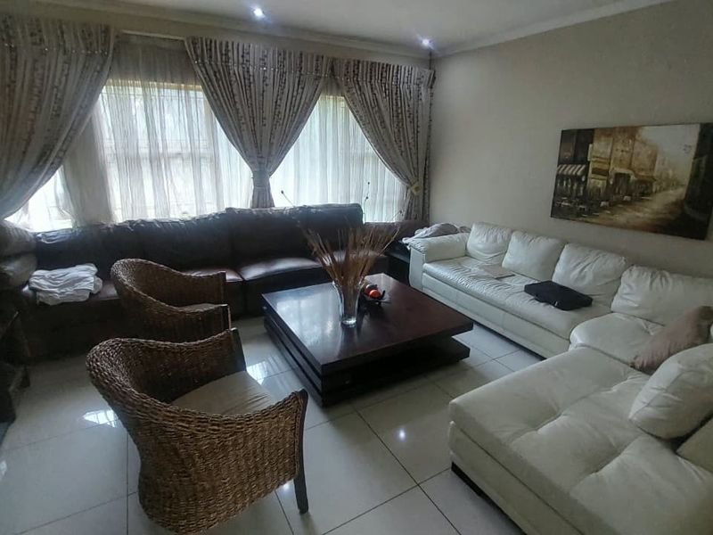 Family Haven: 6 Bedrooms with Pool & Security! - Photo 5