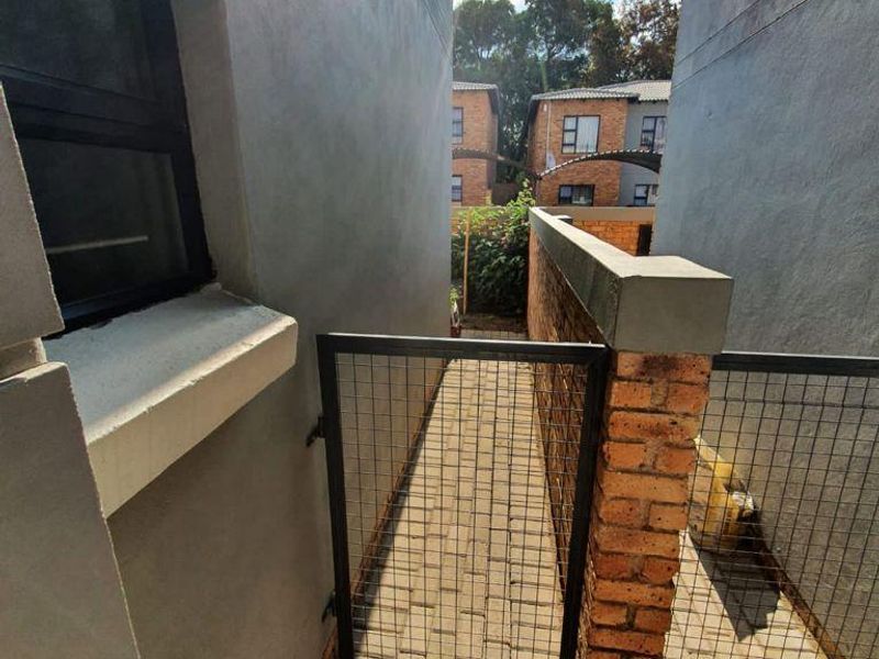 Modern Townhouse in Rynfield - Photo 10