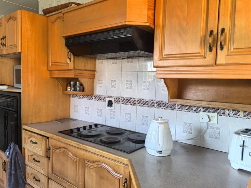 Spacious 3-Bed Family Home with Flatlet and Secure Garden - Photo 6