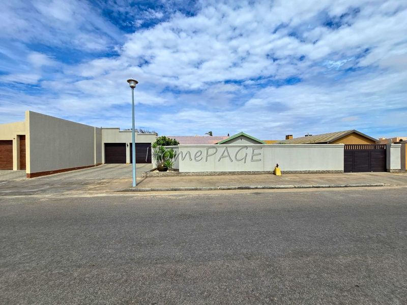 Central, Walvis Bay:  4 Bedr Home with 6-car garages IN A GOOD AREA - Photo 2