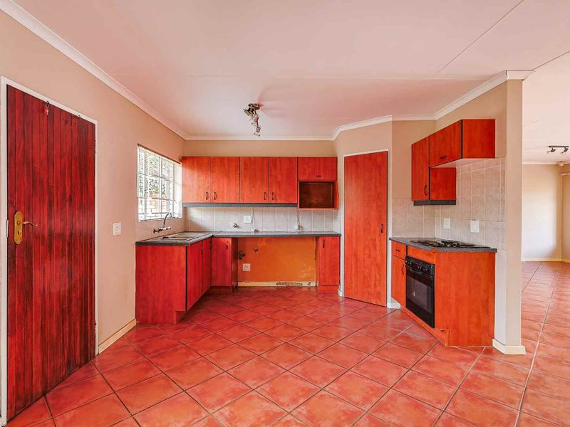 Spacious 2 Bedroom Townhouse with Large Private Garden in Faerie Glen - Photo 10