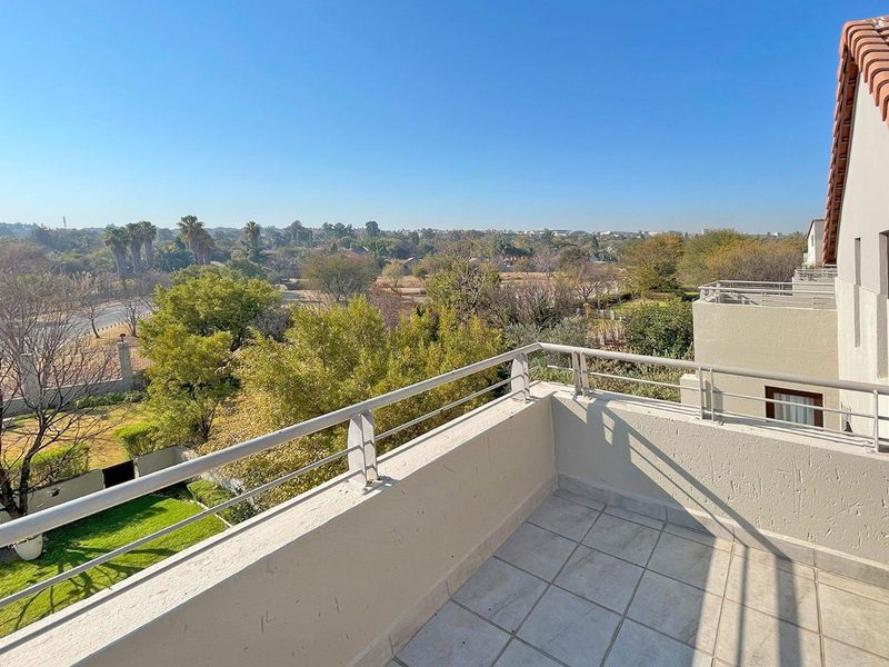 Charming 2 Bedroom Loft Apartment in Secure Complex - Photo 2