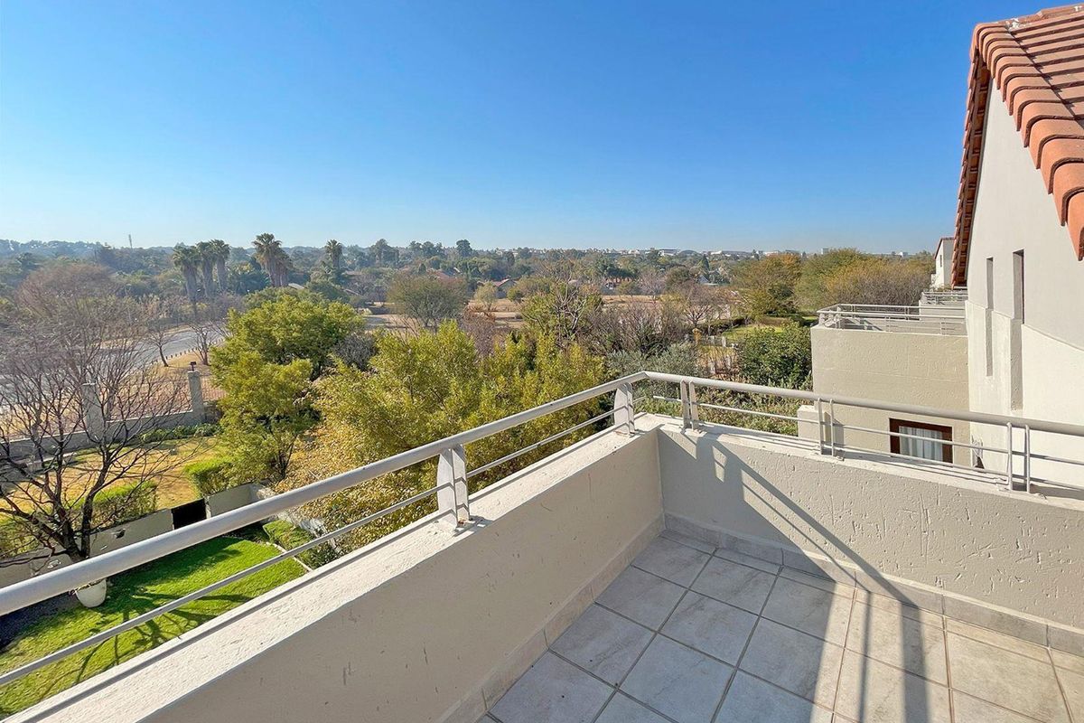 Charming 2 Bedroom Loft Apartment in Secure Complex - Photo 2