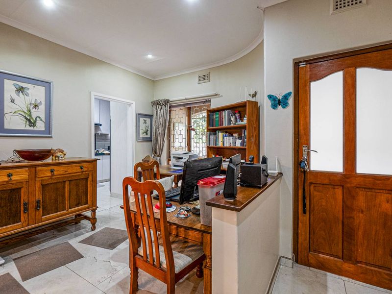 Prime location with flat - Photo 9