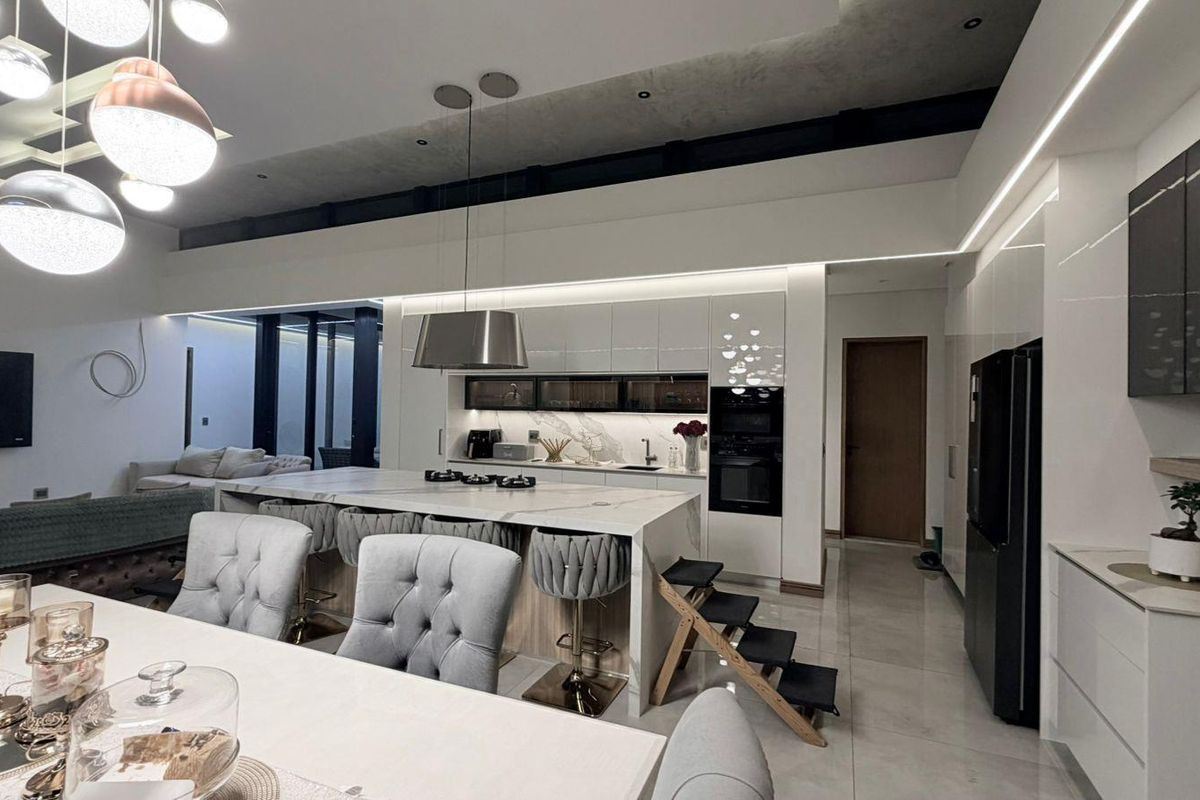 Luxury Coastal Living in Prestigious Gold Coast Estate - Photo 4