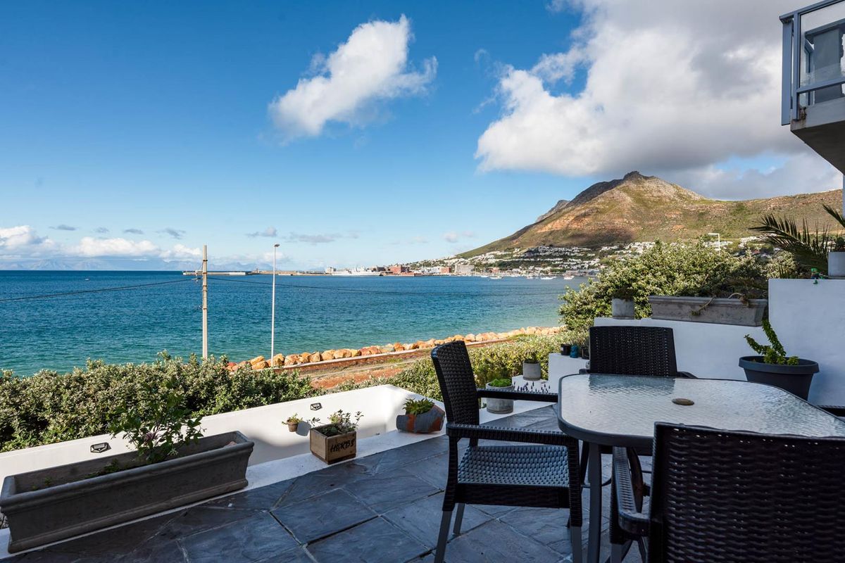 5 Bedrooms  2,5 bathrooms 1 garage, 20m to beach Sea Views - Photo 2