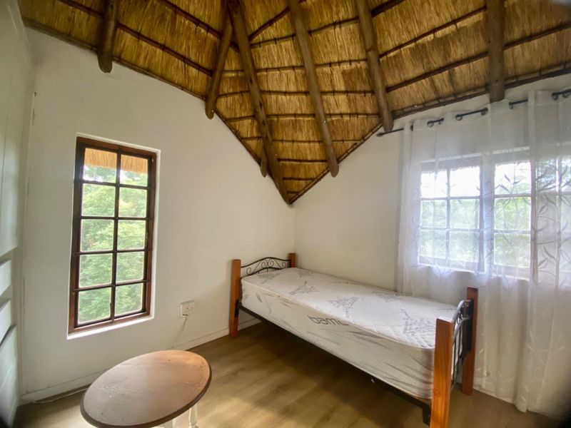 CHARMING THATCH HOME WITH LOFT & PET-FRIENDLY GARDEN! - Photo 8