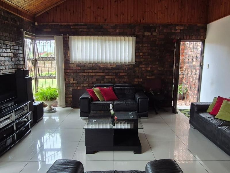 Spacious Moorton Residence: Four Bedrooms, Dual Kitchens, Enhanced Security. - Photo 5