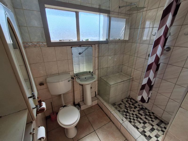 1 bedroom with lots of cupboard space - Photo 9