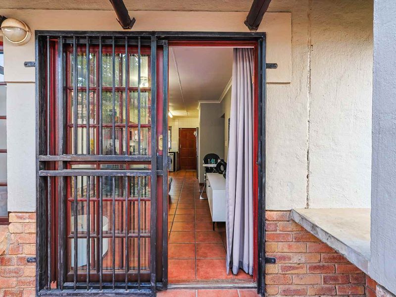 Charming 2 Bedroom Townhouse with Private Garden - Photo 4