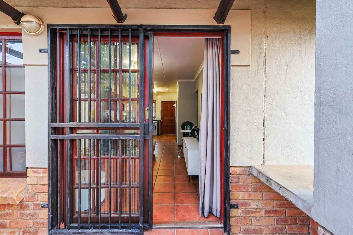 Charming 2 Bedroom Townhouse with Private Garden - Photo 4